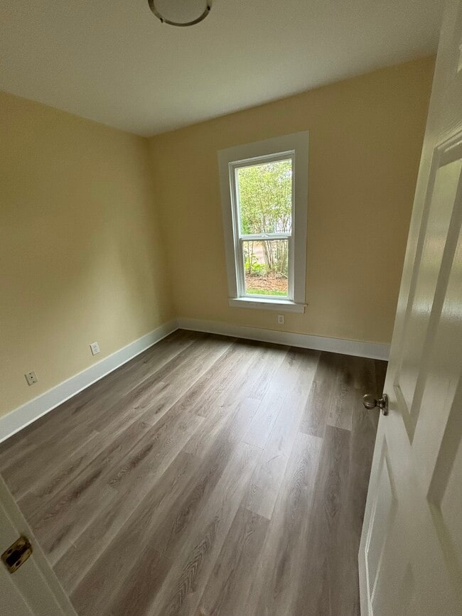 Building Photo - 651 W 12th Ave