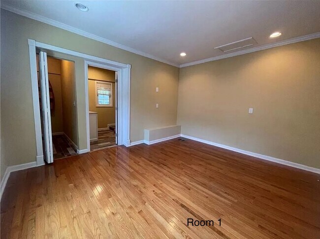 Room 1 (Master) - 814 Moreland Ave SE