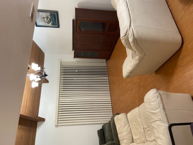 Foto del edificio - 10331 Lindley Ave