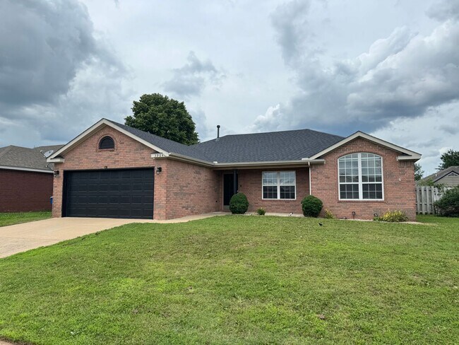 Building Photo - Gorgeous 3-Bedroom Home with Spacious Yard