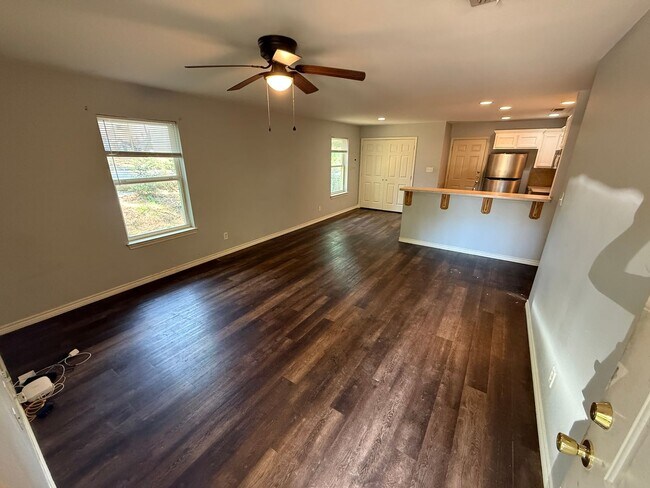 Foto del edificio - 2-bed/1-bath Duplex