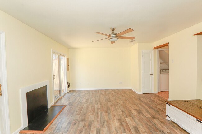 Building Photo - Gorgeous Townhouse for rent in Virginia Be...
