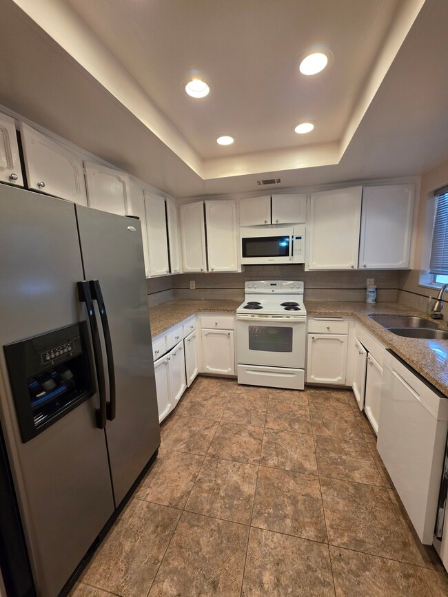 Building Photo - 16625 Roca Dr