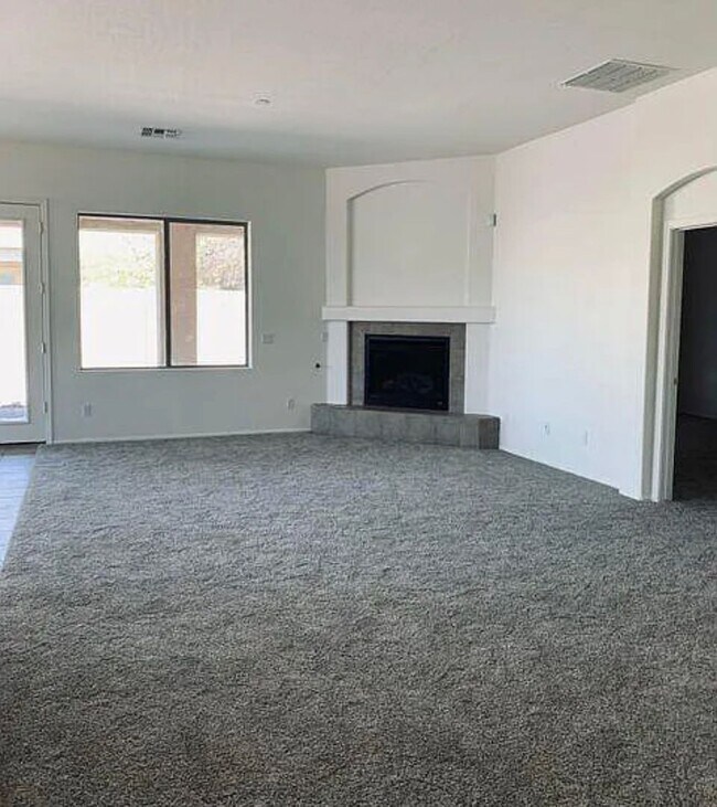 Foto del edificio - 4 bedroom with 3 car garage in Avondale