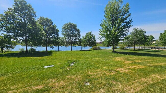 Foto del edificio - 2 bed 1.5 bath Apple Valley townhome available 6/15/2026 – Perfectly Efficient & Cozy!"