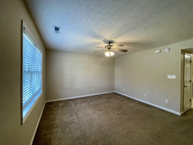 Building Photo - 125 Primrose Ln