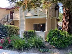 Building Photo - 1104 Cedar Gables Dr