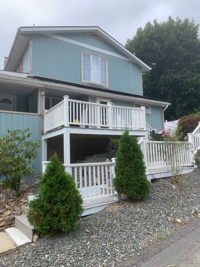Foto del edificio - 8 Spruce Ave