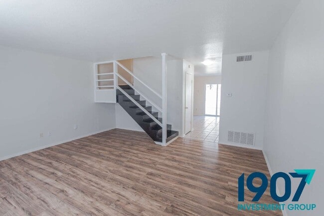 Building Photo - 611 Sinclair Dr