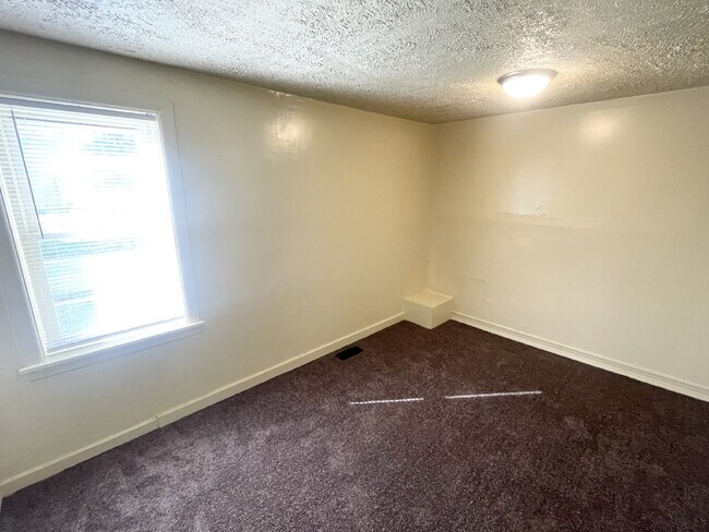 Foto del edificio - 4 bedroom HUGE attached, 2-car garage/workshop combo (has electricity