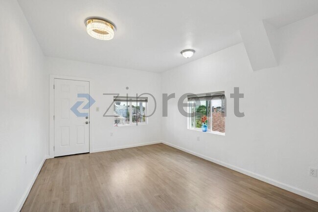 Foto del edificio - 2204 E 24th St