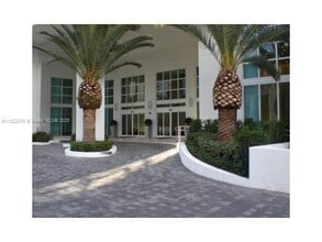 Building Photo - 950 Brickell Bay Dr