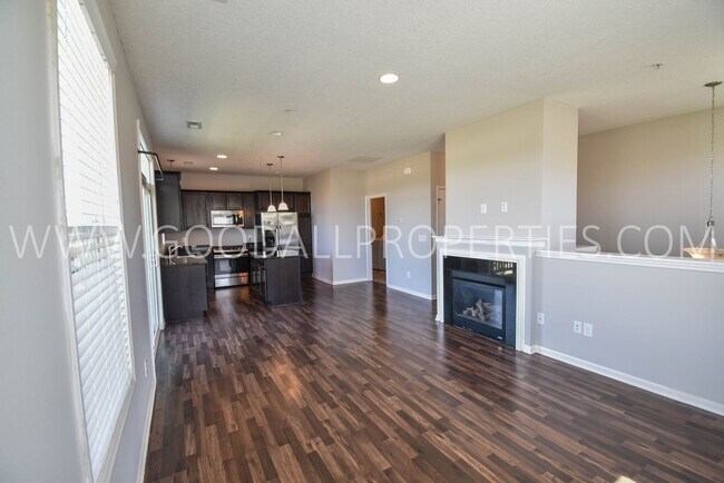 Foto del edificio - 2 Bedroom 2.5 Bath end unit Townhome in West Des Moines with attached garage