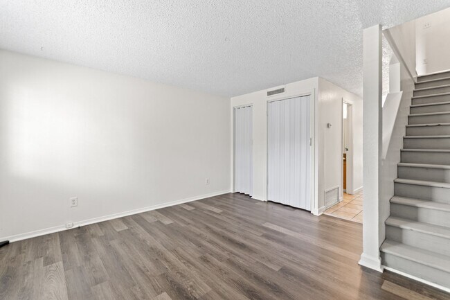 Foto del edificio - 2 Bedroom Townhome - Spacious!