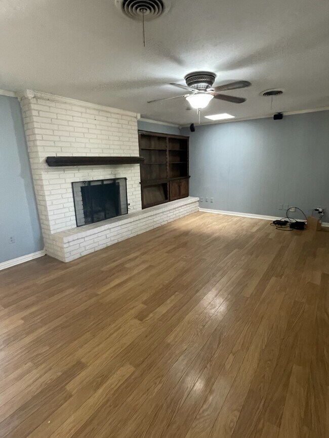Building Photo - 7603 Canode Dr