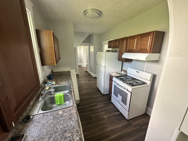 Kitchen - 202 Mueller Ave