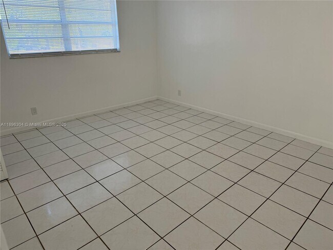 Foto del edificio - $2,100MONTHY;2008 PIERCE ST #3 HOLLYWOOD, ...