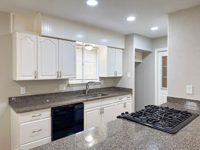 Foto del edificio - 3 Bedroom / 2 Bath / 2 Car Garage