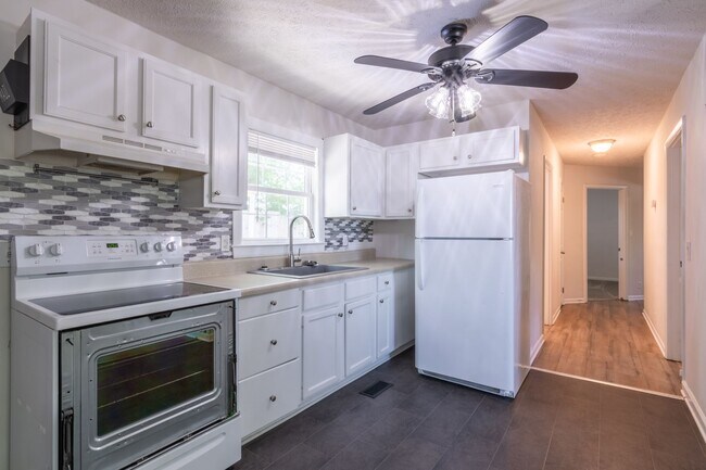 Building Photo - For Lease - 3 Bedroom 2 Bath, 1000 Sqft, L...