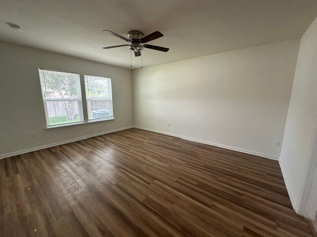 Foto del edificio - Spacious 4 Bedroom Home With Washer And Dryer Included