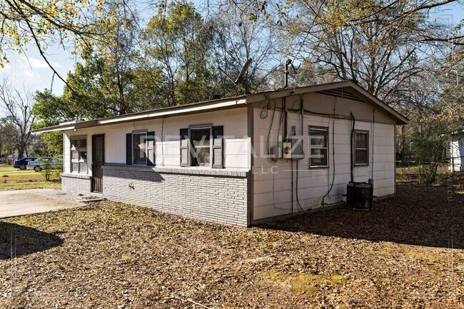 Building Photo - HALF-OFF DEPOSIT! 3 Bedroom/ 1 Bathroom Ho...