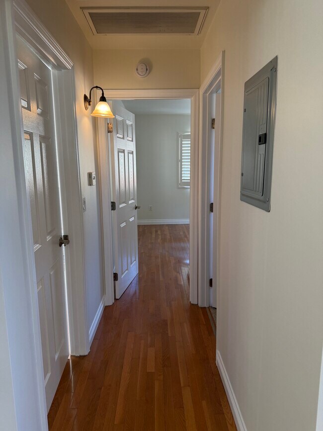 Pasillo - 1513 N Altadena Dr