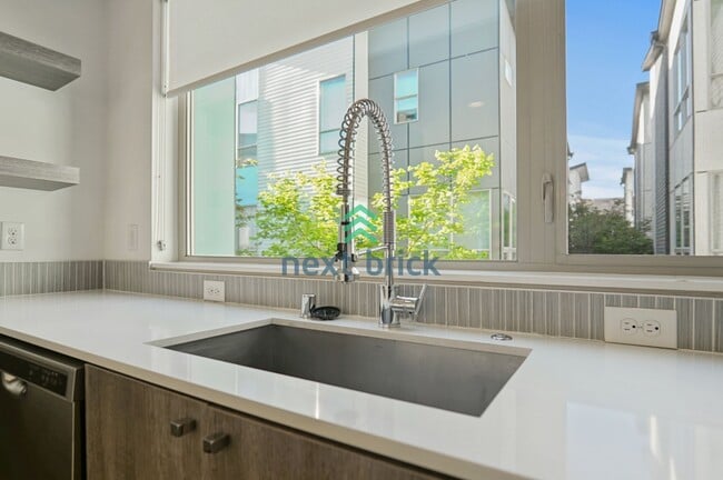 Building Photo - 3 BED & 3 BATH TOWNHOUSE FOR RENT