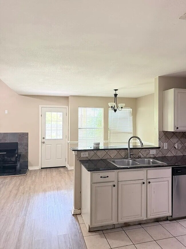 Building Photo - Room in Townhome on Oceanside Dr