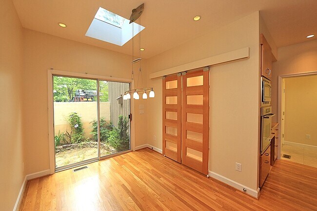 Building Photo - 16 Bayswater Pl