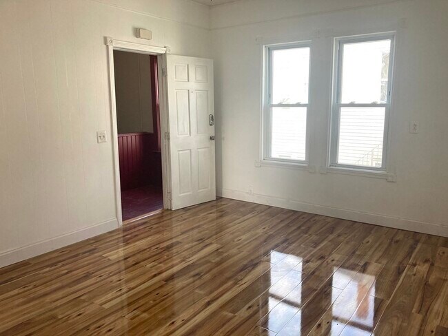 Building Photo - 596 Slade St