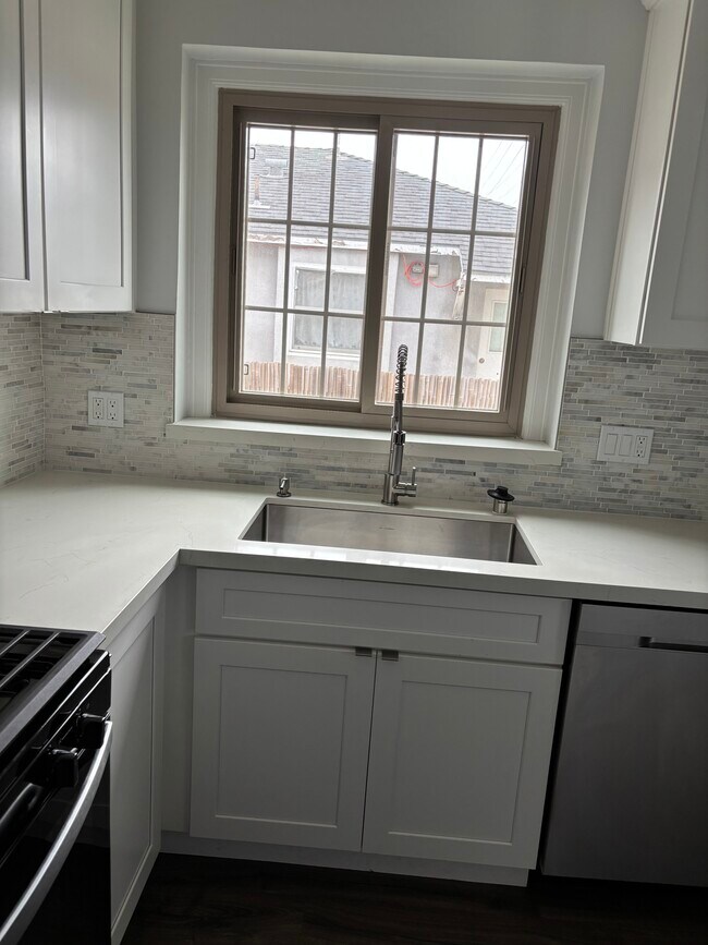 Building Photo - 6509 W 86th Plz