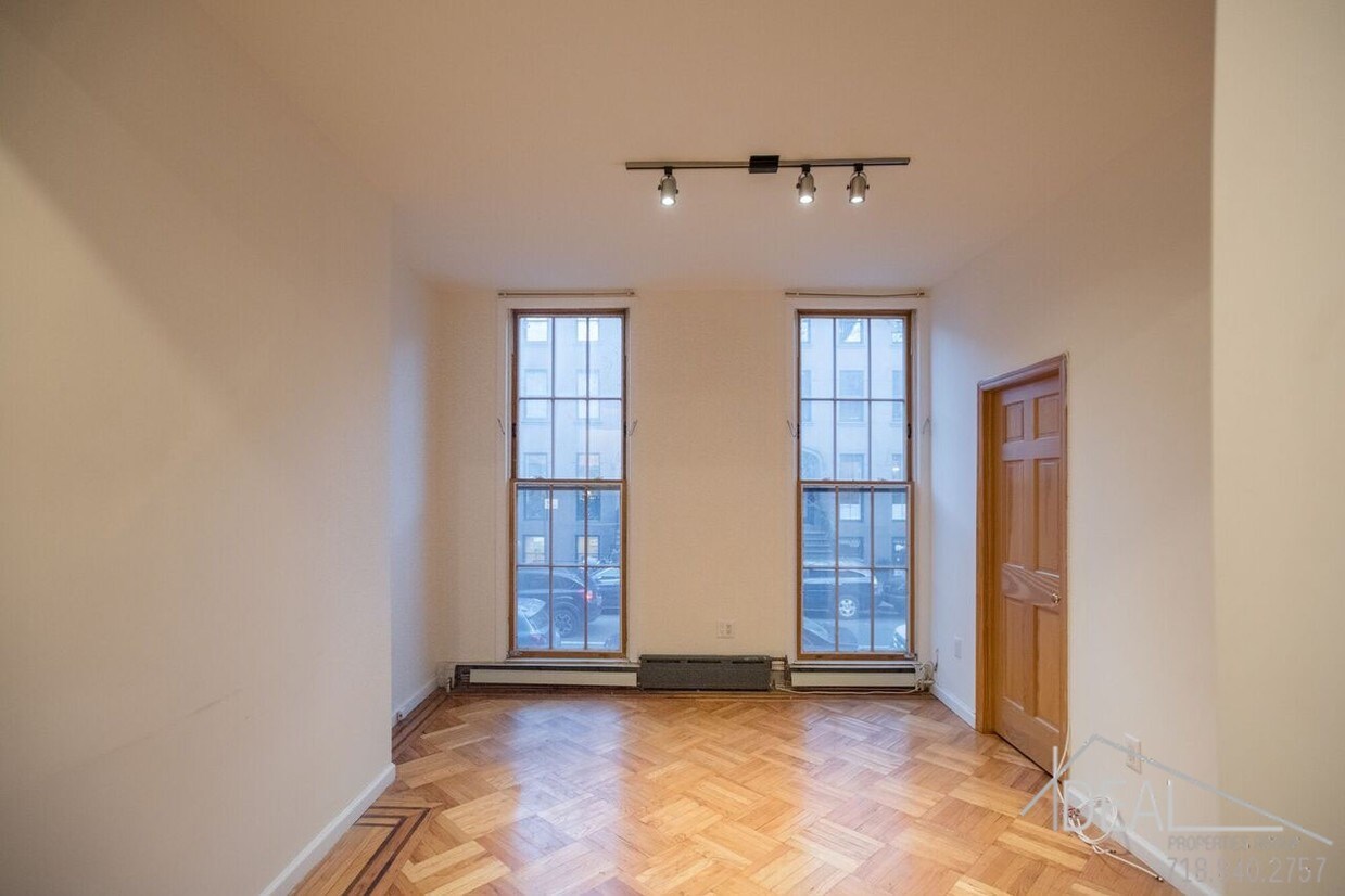 Primary Photo - 180 Clinton St