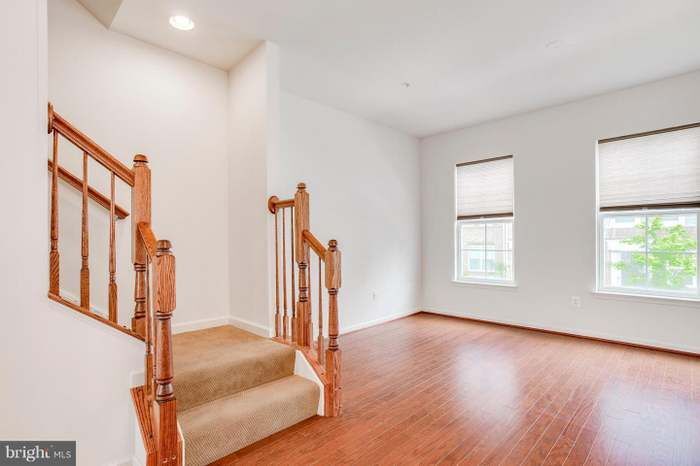 Foto del edificio - 7233 Silver Thorn Way