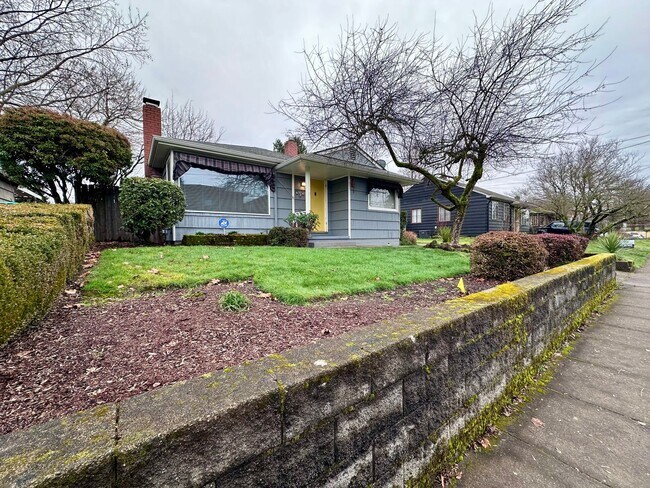 Foto del edificio - Bungalow Style Single-Family Home in Mt. Tabor Neighborhood