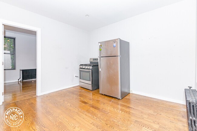 Building Photo - 1324 Halsey St