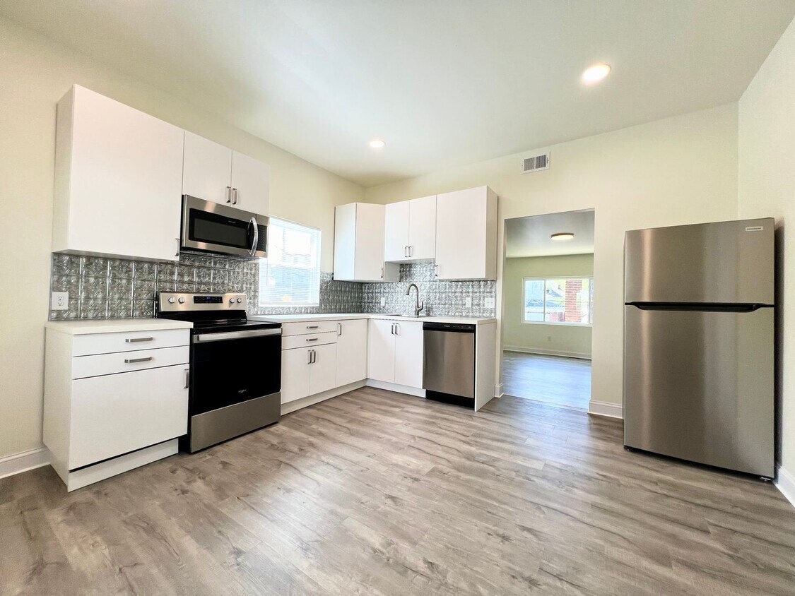 Foto principal - Now showing 3BR 2 full Bath house with lar...