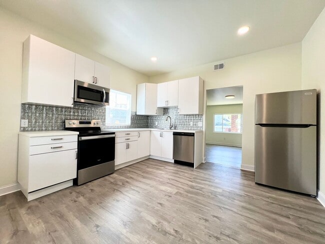 Now showing 3BR 2 full Bath house with lar... - Now showing 3BR 2 full Bath house with lar...