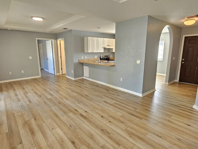Foto del edificio - Annual Unfurnished Pet Friendly 3 Bedroom 2 Bathroom Single Family Home in Northport!