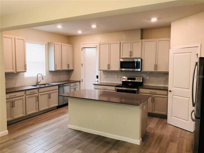 Building Photo - 254 Wooded Vine Dr