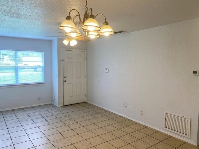 Building Photo - 231 E Cypress St