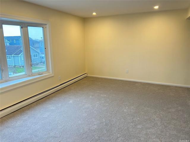 Foto del edificio - 3 bedroom in Island Park NY 11558