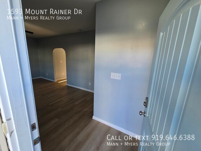 Foto del edificio - 1593 Mount Rainer Dr