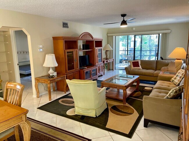 Foto del edificio - Elegant 2 bed 2 bath 55+ Condominium in Bradenton: Fully Furnished Annual Rental - Impeccably Mai...