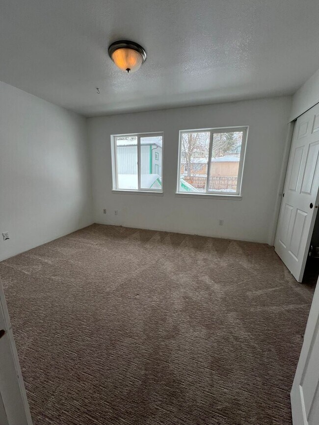 Building Photo - 2 Bedroom, 1.5 Bathroom Townhouse