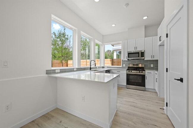 Foto del edificio - 2000 Riverside Farms Rd
