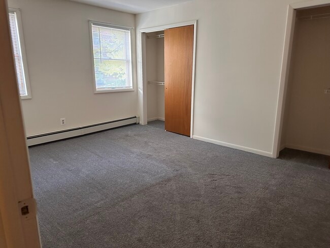Building Photo - 12 Maple Pl