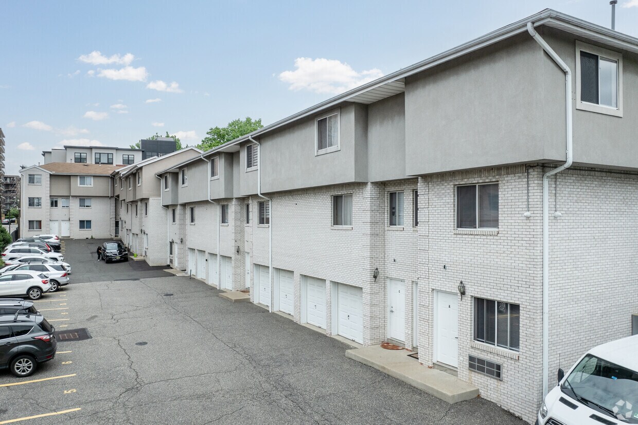 Primary Photo - 215 Riverview Ave