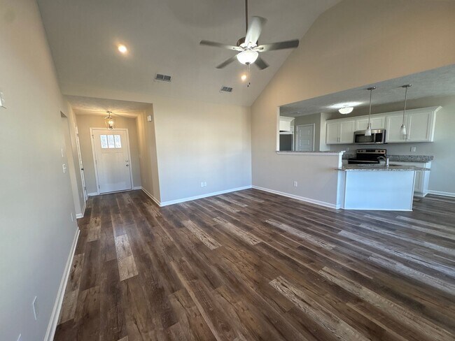 Foto del edificio - LUXURY 3 BEDROOM RANCH STYLE HOME IN SCENIC FOX RUN