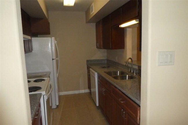 Building Photo - 16111 Aspenglenn Dr