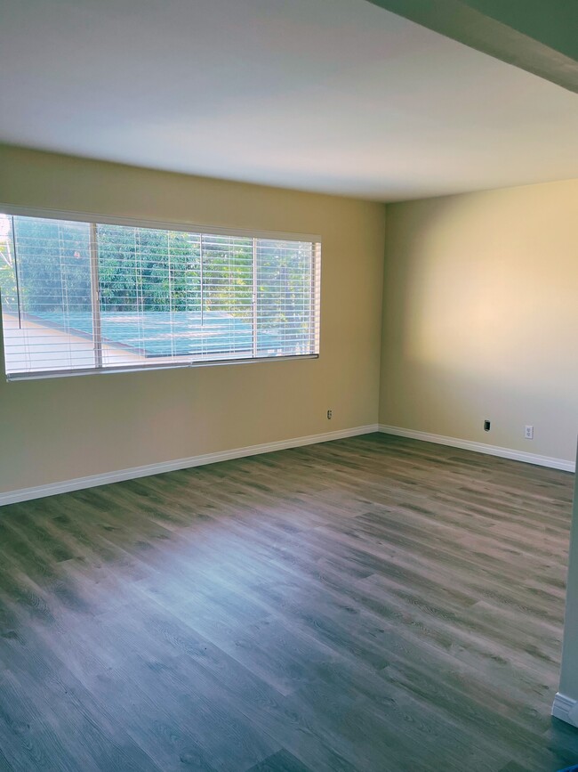 Foto del edificio - 842 N Screenland Dr